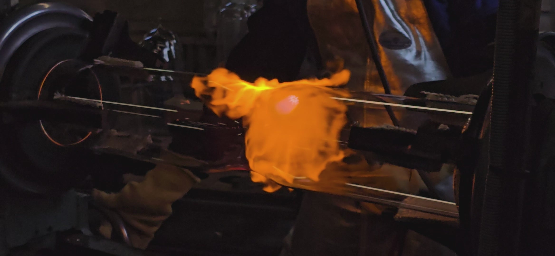 Load video: DILVAC Dewar Flask in borosilicate glass being hand-blown